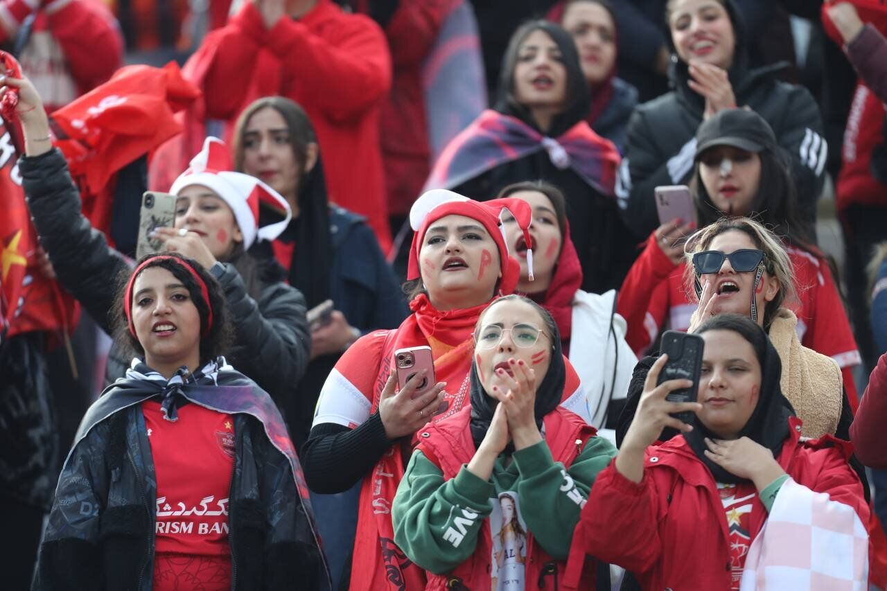 تماشاگران زن پرسپولیس اینگونه از هوادار نابینا شده حمایت کردند
