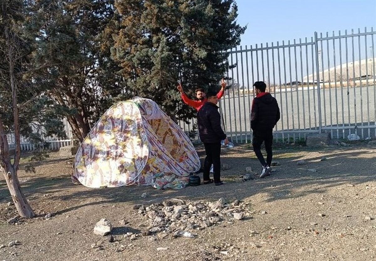 چادرزنی تماشاگران مقابل ورزشگاه آزادی