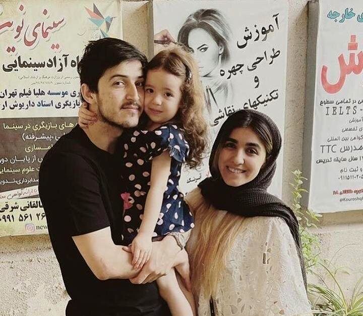 فوتبال بازی کردن سردار آزمون با نوا، دختر ناز و خوشگلش در خانه‌