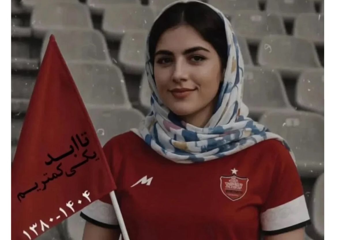 تصویری از مزار الهه‌ حسین‌ نژاد با پرچم پرسپولیس